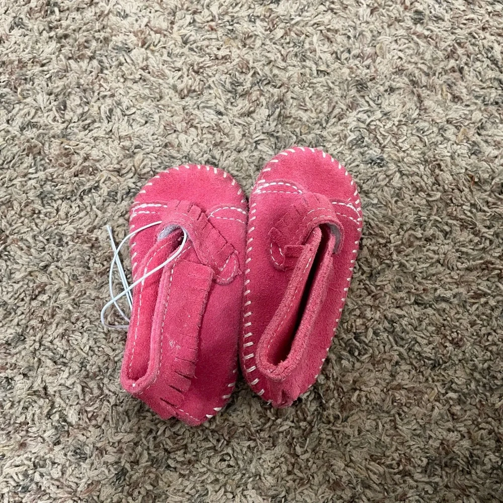 Infant Pink Suede Fringe Minnetonka Moccasins‎ Baby Shoes Toe to Heel 5.5